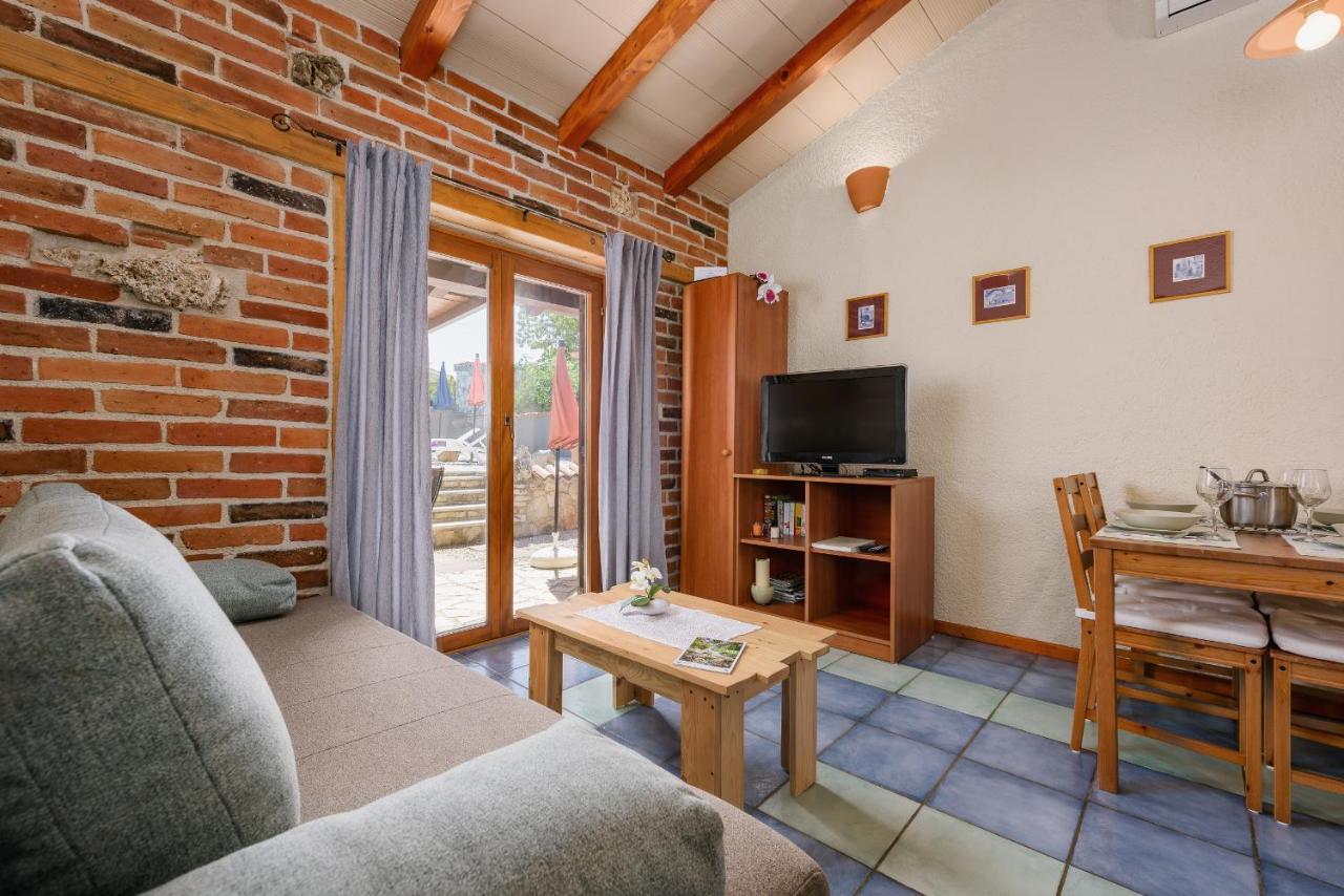 Apartment With Pool Višnjan Dış mekan fotoğraf